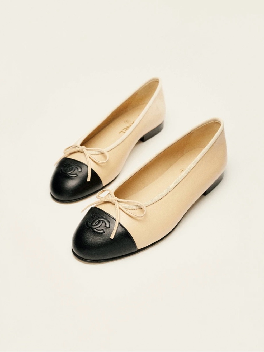 Chanel Ballet Flats in Lambskin Beige & Black Size 35